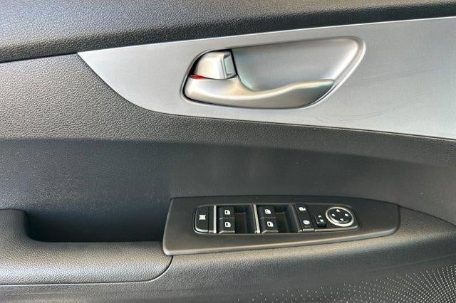 2023 Kia Forte LXS IVT